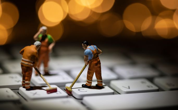 Miniatuurfiguren vegen de toetsen van een toetsenbord.